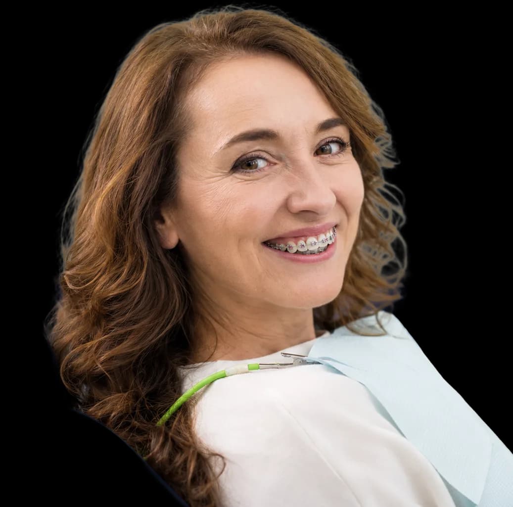 Usměvavá žena s fixními rovnátky