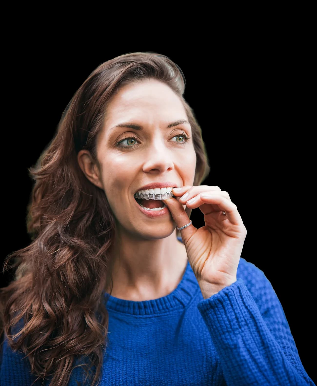 Žena nasazující průhlednou dlahu Invisalign
