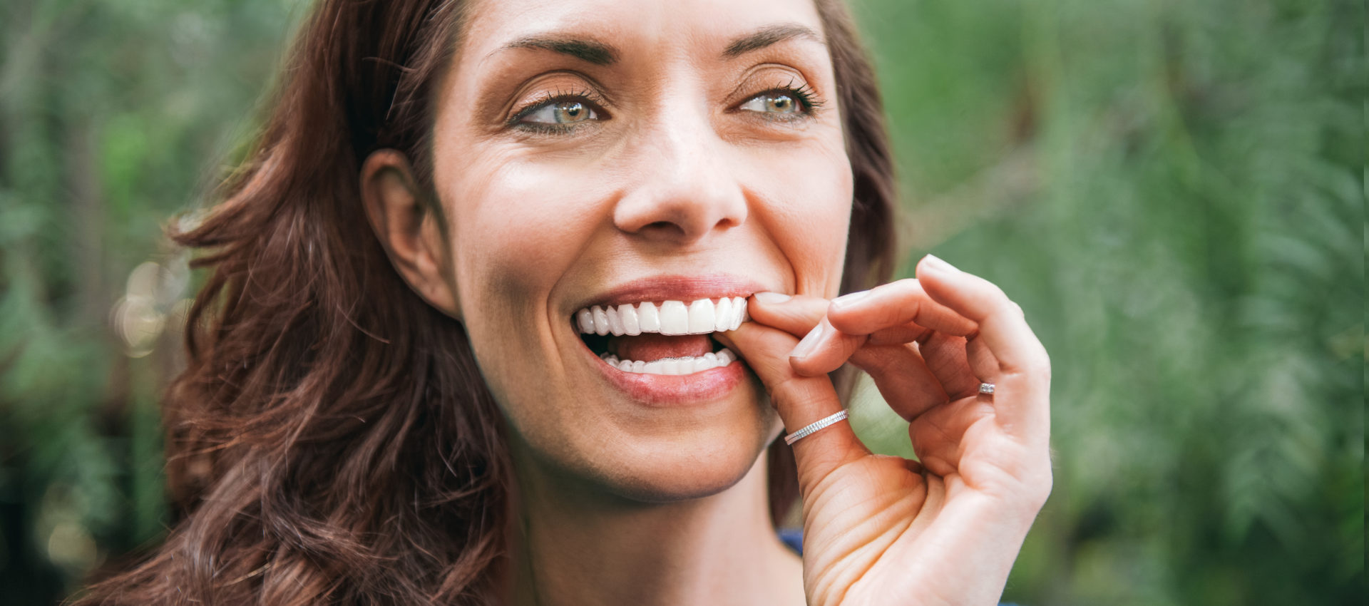 Pacientka se zdravým úsměvem na klinice Schill Dental Clinic